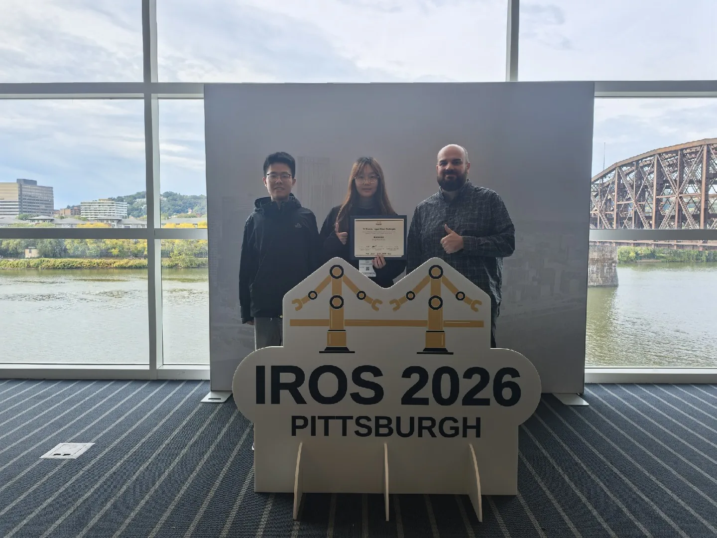 团队在 IROS 2026 颁奖现场合影