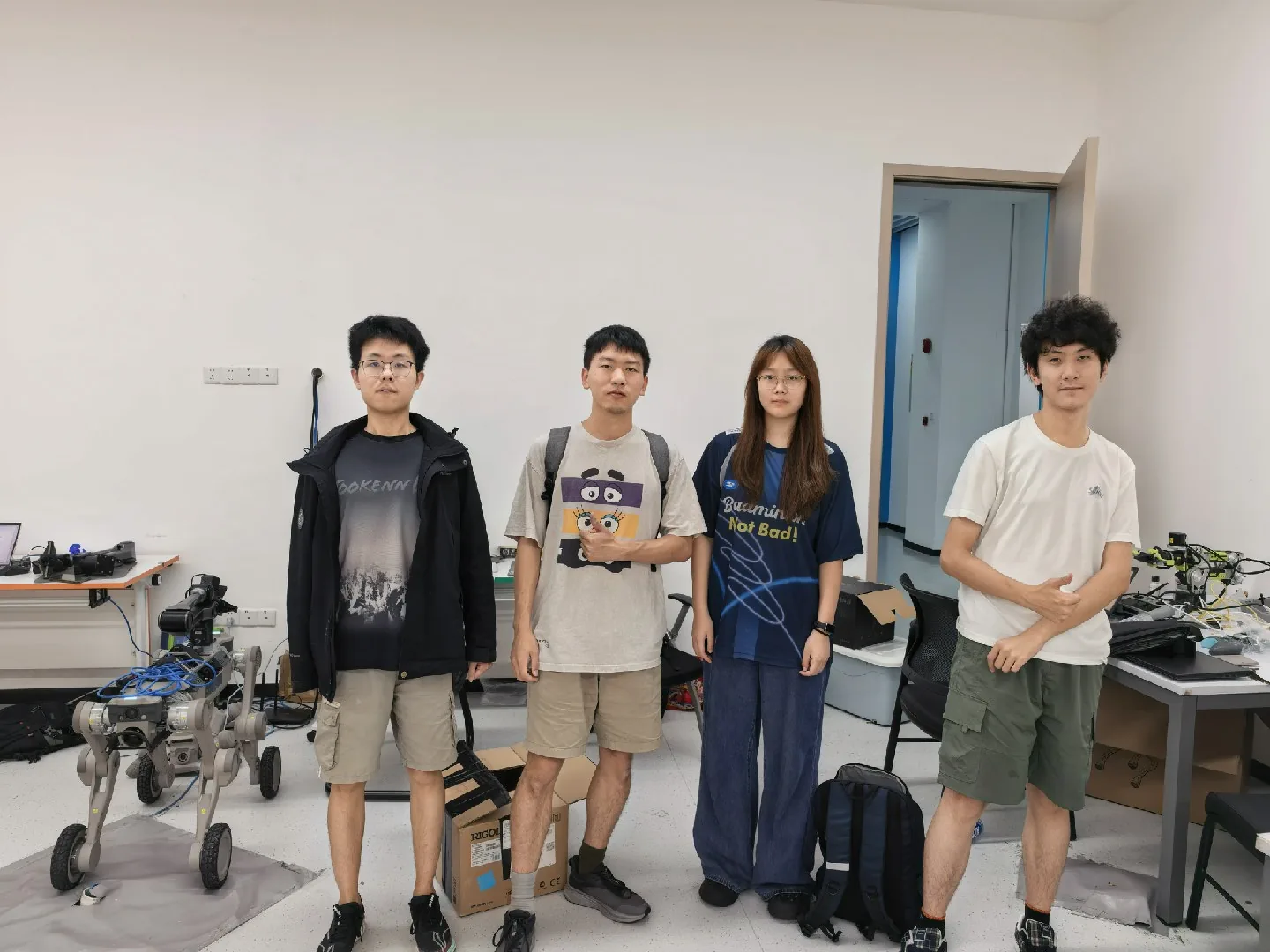团队成员与参赛机器人(左起:黄翊康、曹瑞翔、杨乐鑫、穆昊炎)